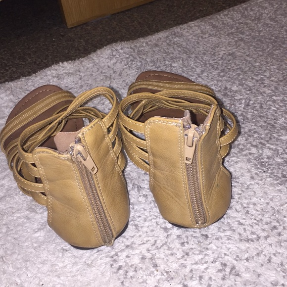 Cute tan sandals ! - Picture 3 of 4